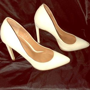 4.5 inch Snake pattern off-pink pump